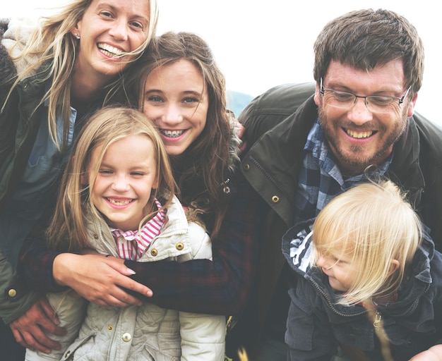 Grupo de família feliz se abraçando