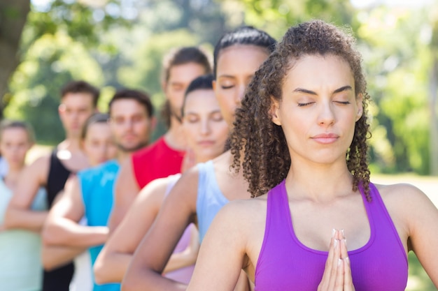 Grupo de fitness fazendo ioga no parque