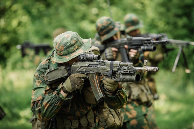 Grupo de forças especiais de soldados durante o ataque na floresta