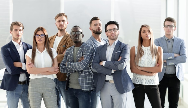 Grupo de foto de jovens bem sucedidos com espaço de cópia