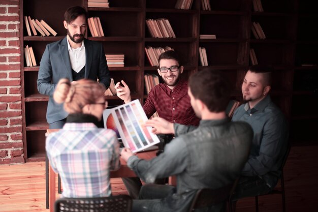 Grupo de fotógrafos discutindo a paleta de cores no editorial