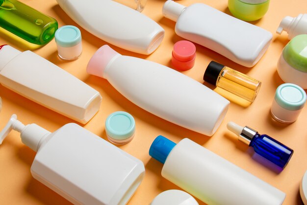 Grupo de frasco de plástico para cuidados corporais Composição plana com produtos cosméticos