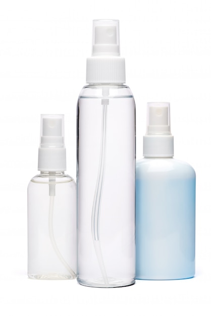 grupo de frascos de spray desinfetante para as mãos, isolados no fundo branco