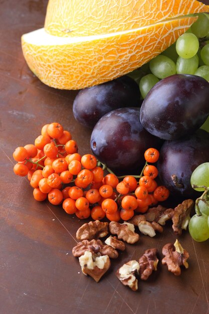 Grupo de frutas coloridas de outono saudáveis fechadas Coleção de frutas cruas e orgânicas do jardim em um fundo escuro