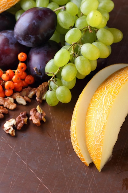 Grupo de frutas coloridas de outono saudáveis fechadas Coleção de frutas cruas e orgânicas do jardim em um fundo escuro