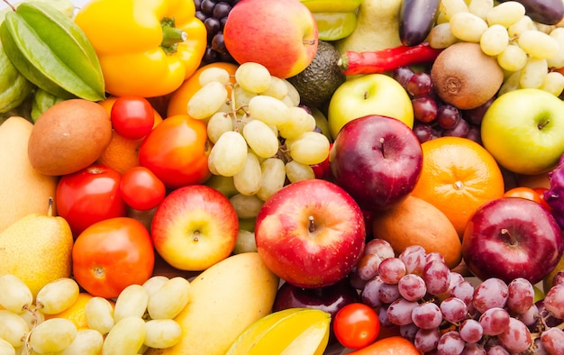 Grupo de frutas maduras para comer saudável e fazer dieta