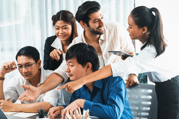 Grupo de funcionários de escritórios diversos trabalhando juntos em planejamento estratégico de marketing de negócios na sala de escritórios corporativos Trabalho em equipe positivo no conceito de local de trabalho de negócios Prudente