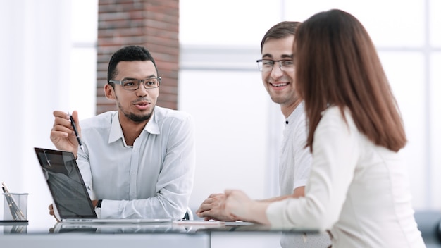 Grupo de funcionários discutindo novas ideias em uma reunião de trabalho