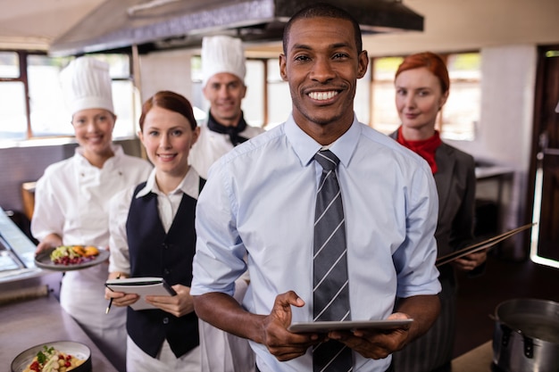 Grupo de funcionários do hotel trabalhando na cozinha