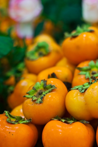 Grupo de fundo de frutas de caqui no mercado de vegetais