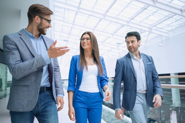 Grupo de gerentes falando no centro de negócios pessoas de negócios