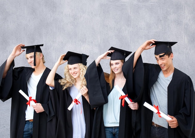 Grupo de graduados em frente ao fundo cinza em branco