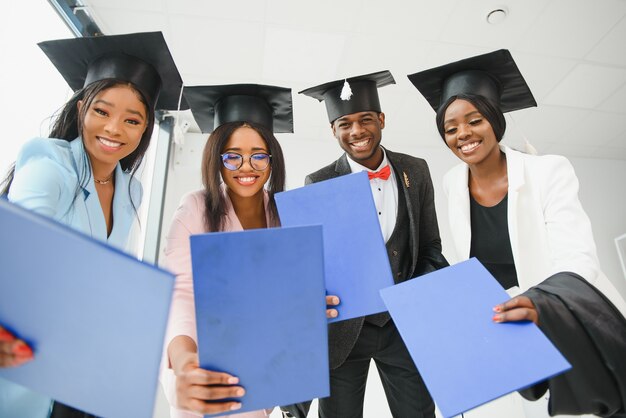 Grupo de graduados universitários multiculturais.