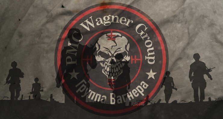 Foto grupo de guerra wagner sombra de soldados no campo de batalha em bandeira suja pmc wagner crises entre a rússia e wagner
