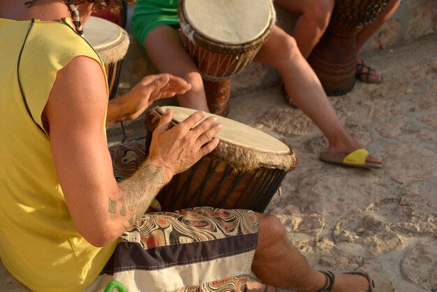 Grupo de hippies tocando tambor