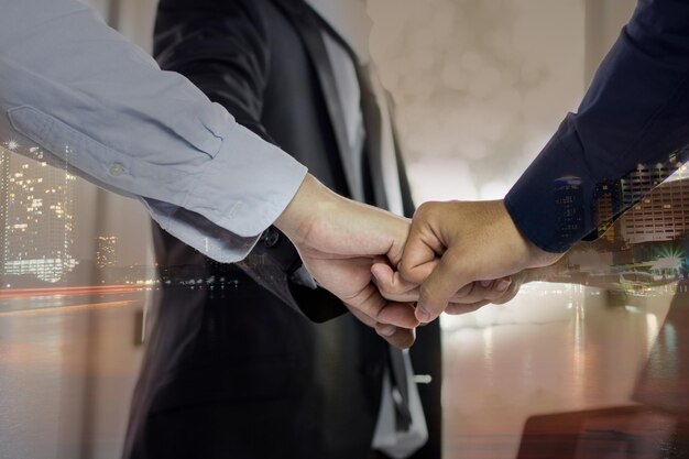 Foto grupo de homem punch no escritório conceito de trabalho em equipe mídia mista