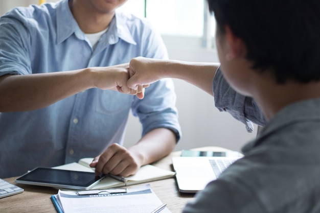 grupo de homem soco no escritório, o conceito de trabalho em equipe