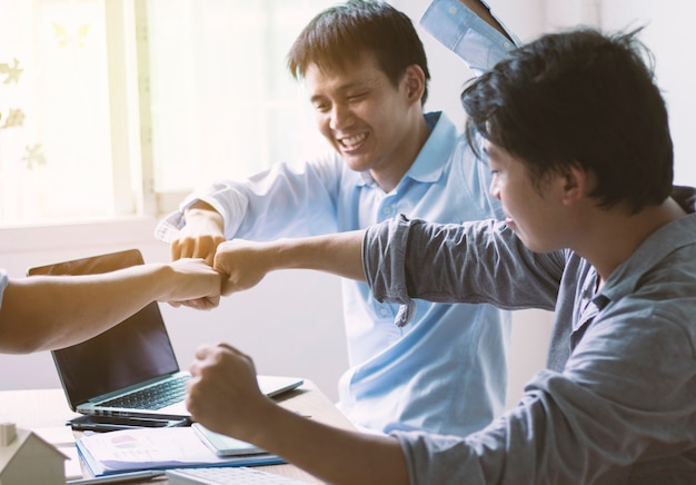 Foto grupo de homem soco no escritório, o conceito de trabalho em equipe