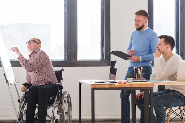 Grupo de homens adultos trabalhando juntos no escritório