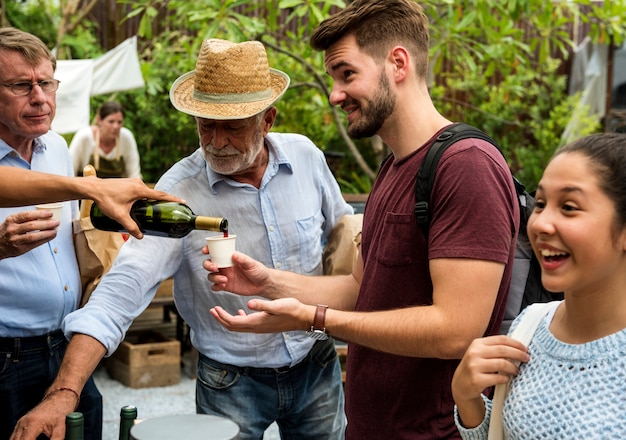 Grupo de homens bebendo vinho tinto local juntos