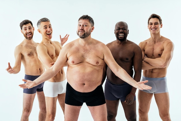 Grupo de homens multiétnicos posando para um conjunto de beleza positiva de corpo de edição masculina. caras sem camisa com idade diferente e corpo vestindo cueca boxer