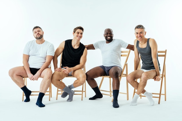 Grupo de homens multiétnicos posando para um conjunto de beleza positiva de corpo de edição masculina. Caras sem camisa com idade diferente e corpo vestindo cueca boxer