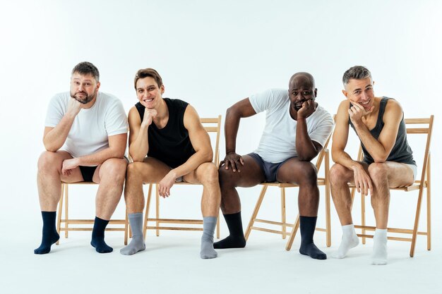 Grupo de homens multiétnicos posando para um conjunto de beleza positiva de corpo de edição masculina. Caras sem camisa com idade diferente e corpo vestindo cueca boxer