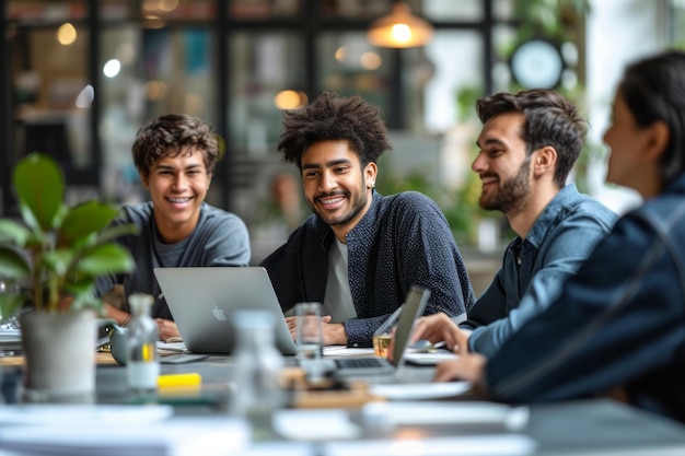 Grupo de homens sentados em uma mesa com laptops