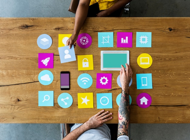 Grupo de ícone de computador na mesa de madeira