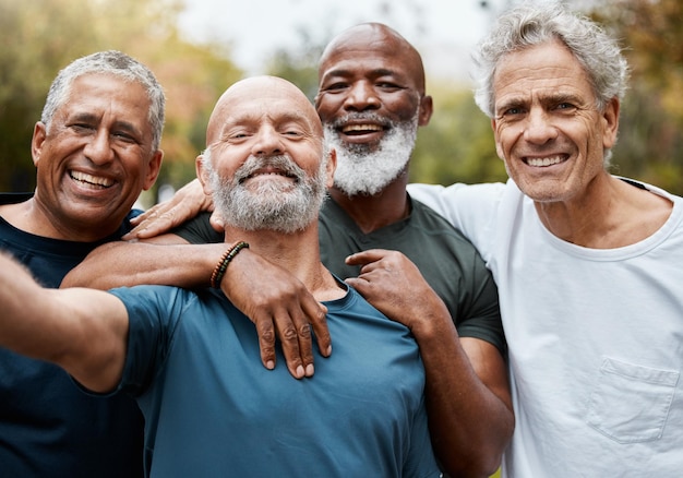 Foto grupo de idosos e selfie de fitness no parque juntos para saúde ou bem-estar de idosos para sorriso de felicidade feliz retrato de amigos de aposentadoria ou clube de corredor em trabalho em equipe de diversidade ou treinamento ao ar livre