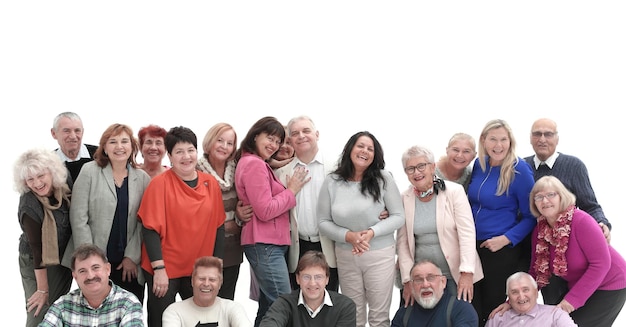 Grupo de idosos felizes em pé e sentados isolados sobre um fundo branco