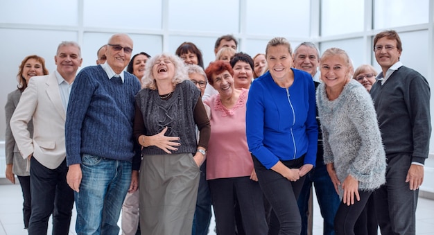 Foto grupo de idosos felizes olha para a câmera