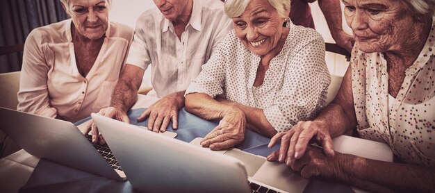 Grupo de idosos usando um laptop