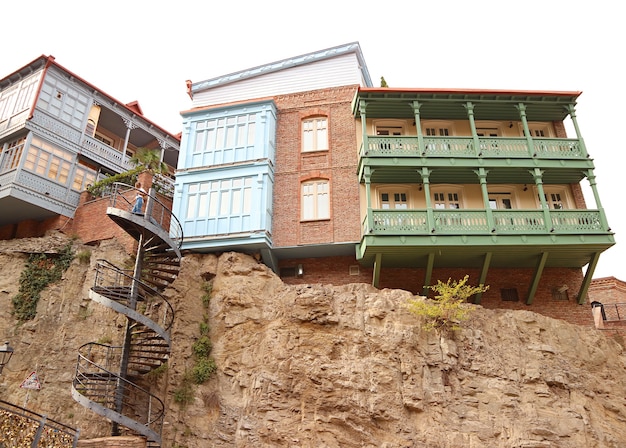 Grupo de impressionantes edifícios tradicionais georgianos na antiga Tbilisi, Geórgia