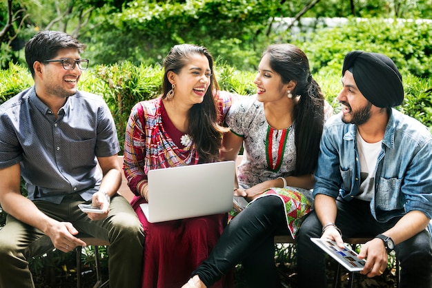 Grupo de indianos estão usando o computador portátil