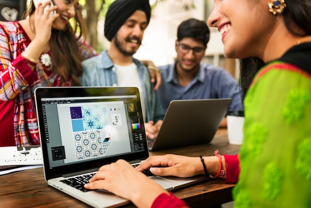 Grupo de indianos estão usando o computador portátil