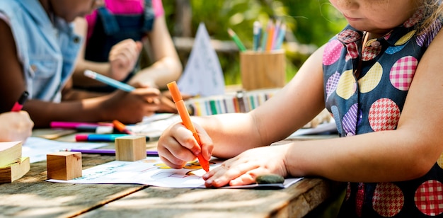 Grupo de jardim de infância crianças amigos desenho aula de arte ao ar livre