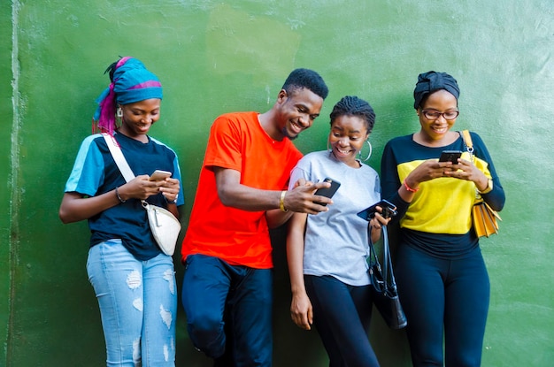 Grupo de jovem estudante africano se sentindo animado com a serra em seu celular