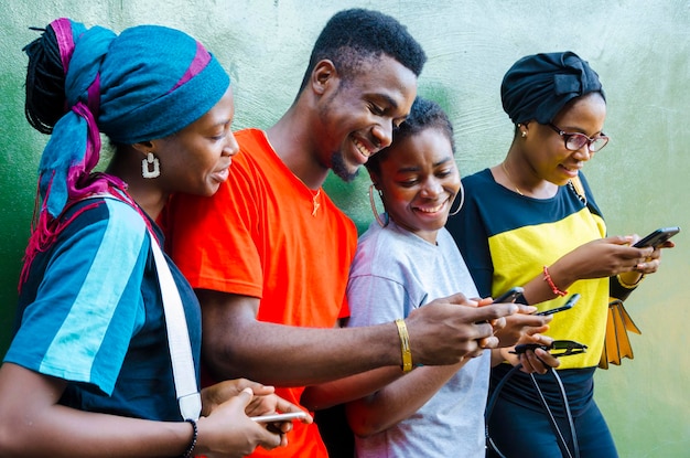 Grupo de jovem estudante africano se sentindo animado com a serra em seu celular