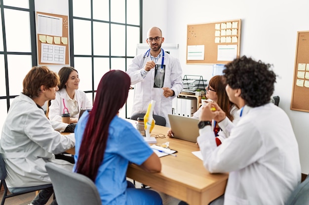 Foto grupo de jovem médico discutindo em uma reunião médica no consultório da clínica.