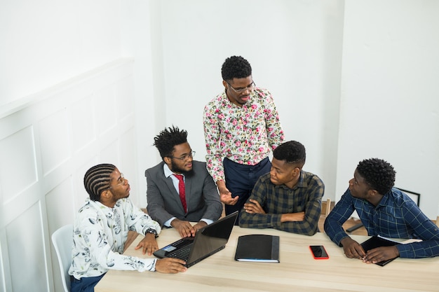 grupo de jovens africanos trabalhando no escritório