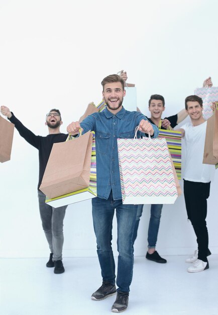 Grupo de jovens alegres com sacolas de comprasfoto com espaço de texto