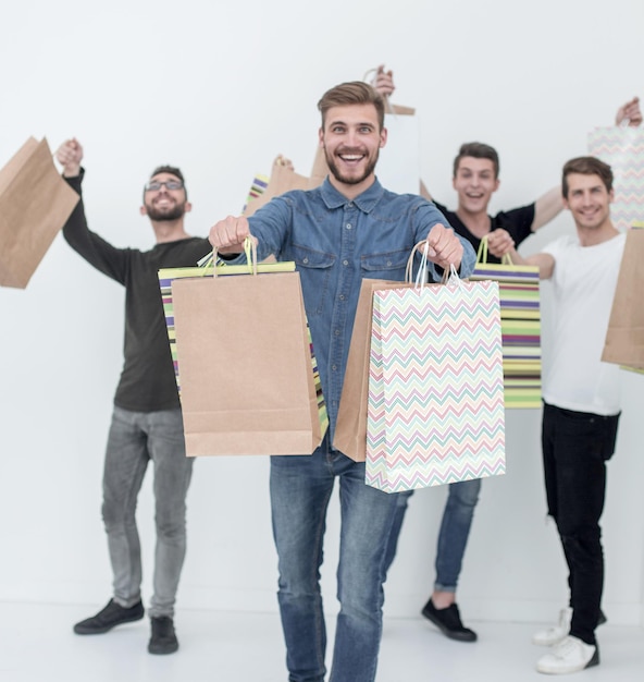 Grupo de jovens alegres com sacolas de comprasfoto com espaço de texto