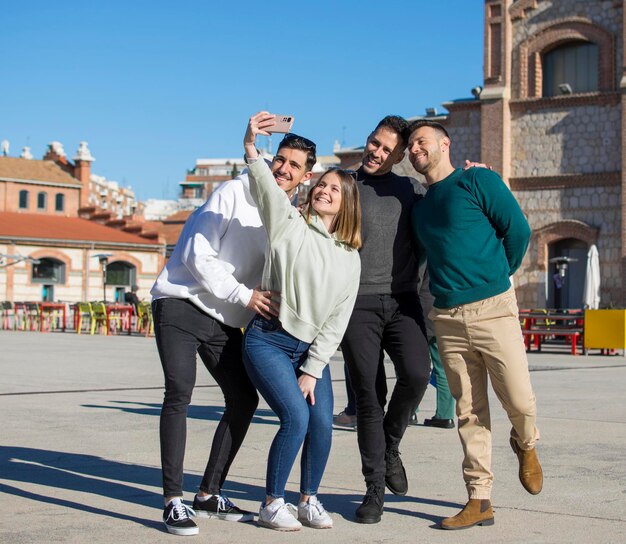 Grupo de jovens amigos alegres tirando retrato de selfie. Pessoas felizes olhando para a câmera sorrindo.