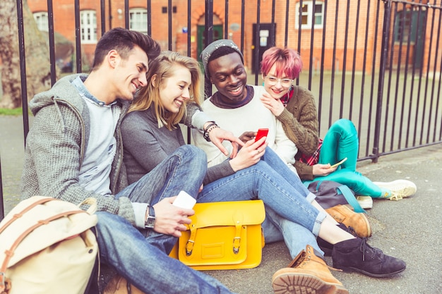 Grupo de jovens amigos com telefones inteligentes