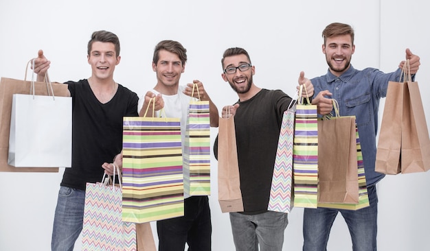 Grupo de jovens amigos felizes com sacolas de compras