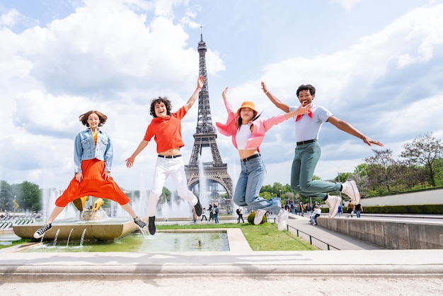 Grupo de jovens amigos felizes visitando Paris e a Torre Eiffel