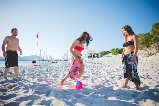 grupo de jovens amigos multiétnicas praia verão