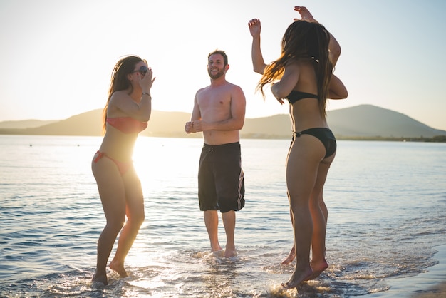 grupo de jovens amigos multiétnicas praia verão