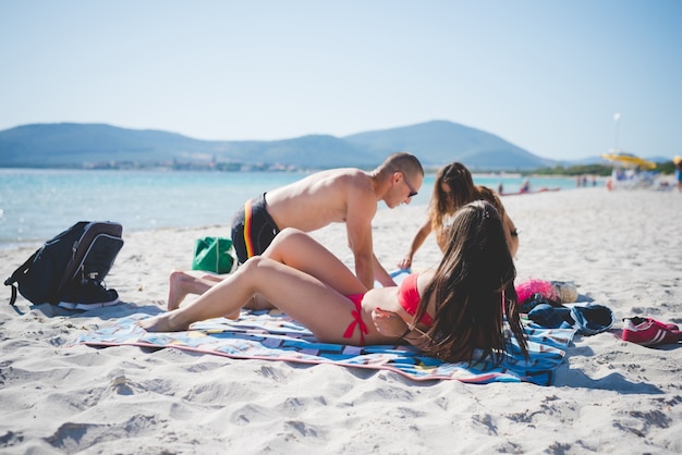 grupo de jovens amigos multiétnicas praia verão